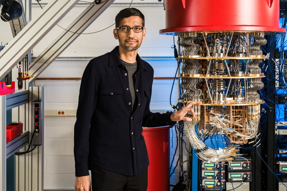 Google Chef Sundar Pichai vor Googles Quantencomputer: Das Gerät soll eine Aufgabe in wenigen Minuten gelöst haben, wofür Supercomputer Tausende Jahre gebraucht hätten.