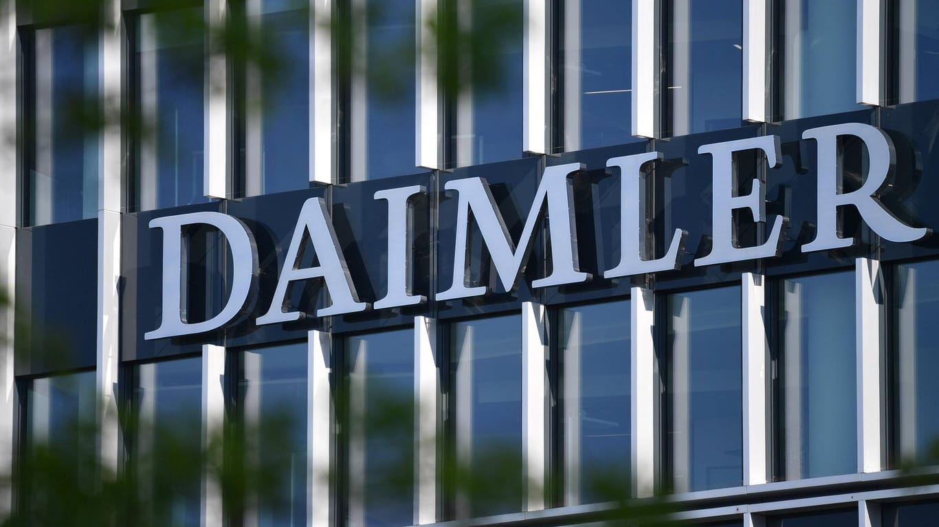 Daimler Konzernzentrale: Daimler erwartet für das Gesamtjahr weiterhin einen leichten Umsatzanstieg.
