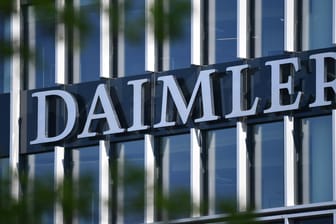 Daimler Konzernzentrale: Daimler erwartet für das Gesamtjahr weiterhin einen leichten Umsatzanstieg.