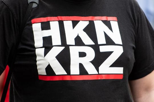 Der Teilnehmer eines Marsches der rechtsextremen Partei "Die Rechte" trägt ein T-Shirt mit der Aufschrift "HKNKRZ".