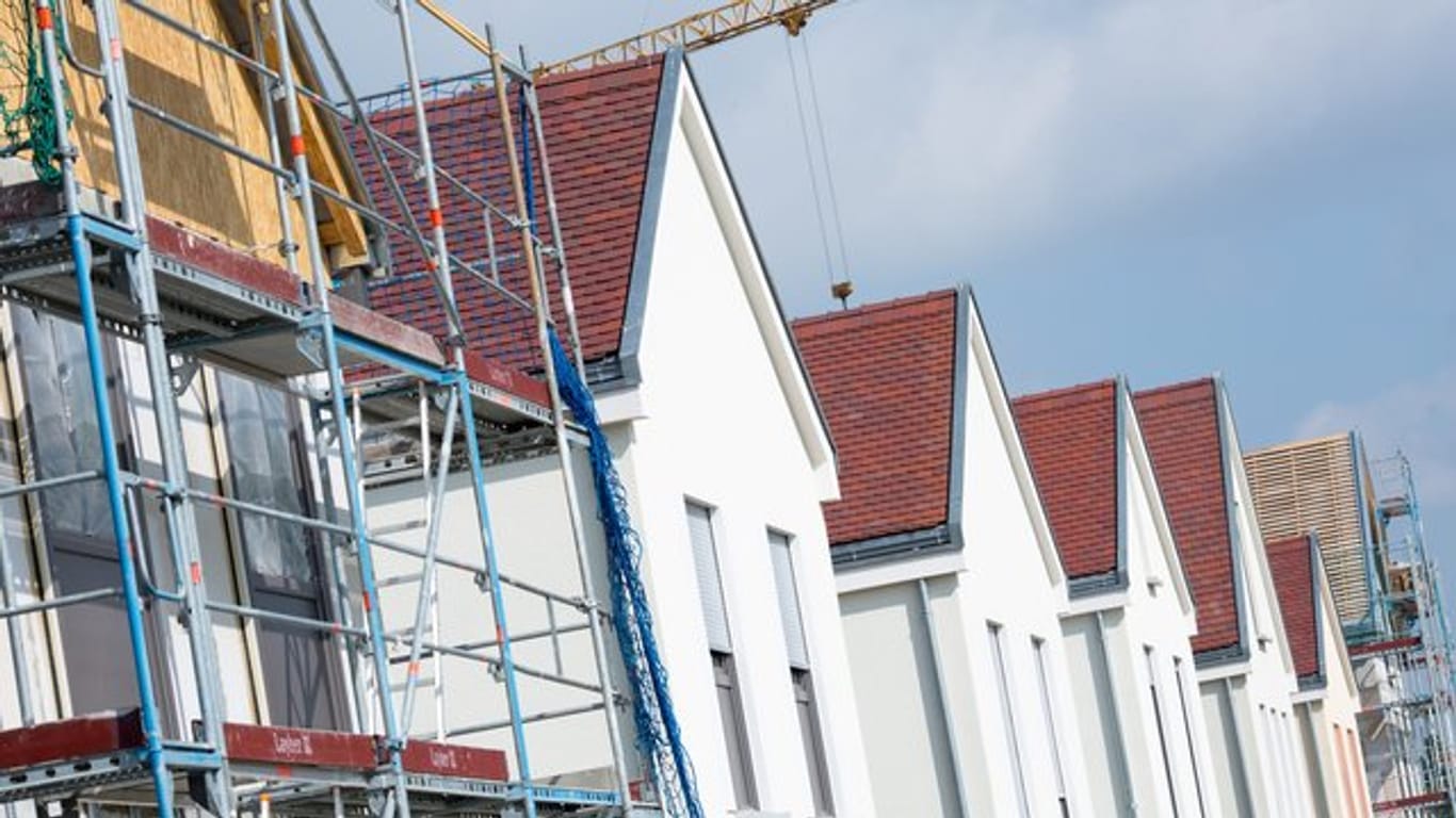Häuserreihe mit Neubauten: Wer Wohnraum schafft, kann Aufwendungen zeitlich beschränkt gewinnmindernd geltend machen.