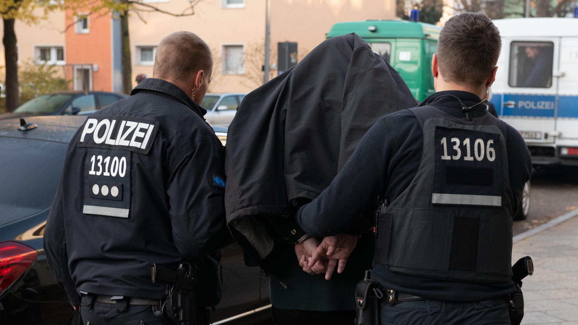 Polizistin führen ein Mitglied eines Clans ab (Archivfoto): Bei dem Einsatz wurden 28 Gebäude durchsucht.