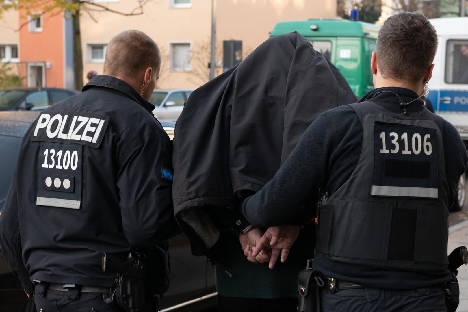 Polizistin führen ein Mitglied eines Clans ab (Archivfoto): Bei dem Einsatz wurden 28 Gebäude durchsucht.