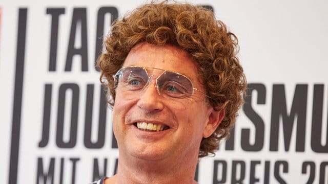 Atze Schröder steht auf Walter De Marias documenta-Kunstwerk.