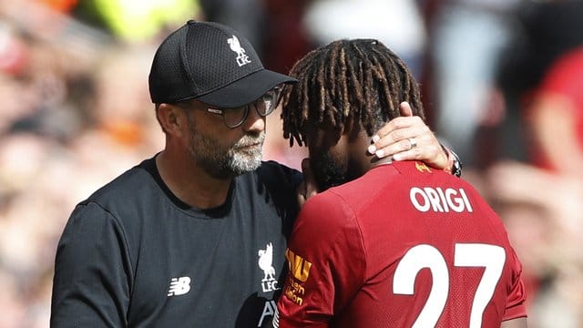 Liverpools Trainer Jürgen Klopp (l) und Divock Origi.