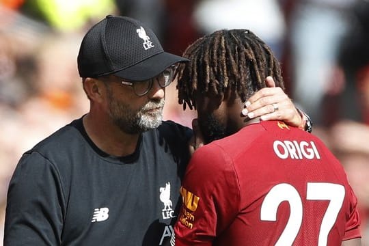 Liverpools Trainer Jürgen Klopp (l) und Divock Origi.