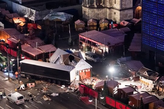 Eine Schneise der Verwüstung ist auf dem Weihnachtsmarkt am Breitscheidplatz zu sehen, nachdem der Attentäter Anis Amri mit einem Lastwagen über den Platz gerast war.