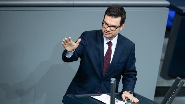 Marco Buschmann, FDP, bezeichnete die AfD und ihre Antrags-Flut als ein "Attentat auf die Integrität und Arbeitsfähigkeit" des Bundestages. Marco Buschmann, FDP, bezeichnete die AfD und ihre Antrags-Flut als ein "Attentat auf die Integrität und Arbeitsfähigkeit" des Bundestages.