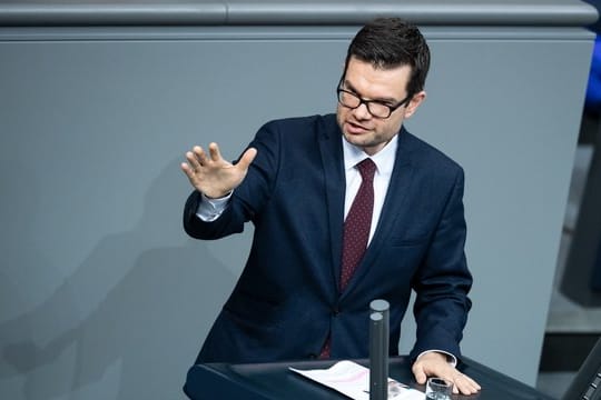 Marco Buschmann, FDP, bezeichnete die AfD und ihre Antrags-Flut als ein "Attentat auf die Integrität und Arbeitsfähigkeit" des Bundestages.