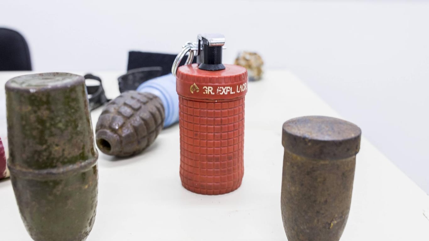 Verschiedene Handgranaten auf einem Tisch (Symbolbild): Der Sprengkörper der in Düren gefunden wurde hatte keinen Sprengstoff.