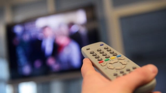 Der Fernseher bleibt bei der Bewegtbildnutzung weiterhin das wichtigste Gerät, auch wenn junge Leute zunehmend dafür ein Smartphone bevorzugen. Der Fernseher bleibt bei der Bewegtbildnutzung weiterhin das wichtigste Gerät, auch wenn junge Leute zunehmend dafür ein Smartphone bevorzugen.