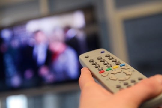 Der Fernseher bleibt bei der Bewegtbildnutzung weiterhin das wichtigste Gerät, auch wenn junge Leute zunehmend dafür ein Smartphone bevorzugen.