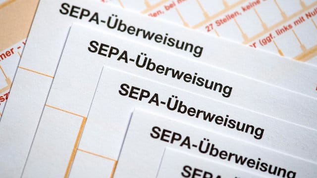 Für Sepa-Überweisungen dürfen Unternehmen einem Urteil zufolge keine Gebühren verlangen - auch nicht von Bestandskunden. Für Sepa-Überweisungen dürfen Unternehmen einem Urteil zufolge keine Gebühren verlangen - auch nicht von Bestandskunden.
