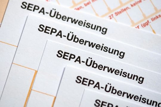 Für Sepa-Überweisungen dürfen Unternehmen einem Urteil zufolge keine Gebühren verlangen - auch nicht von Bestandskunden. Für Sepa-Überweisungen dürfen Unternehmen einem Urteil zufolge keine Gebühren verlangen - auch nicht von Bestandskunden.