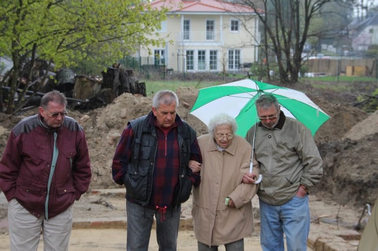 Zeitzeugen vor Ort: Die Geflüchteten Detlef und Lucie Aagaard (v. r.) mit Nachbarn 2011 bei den Ausgrabungen am Aagaard-Tunnel.