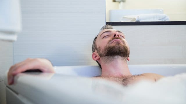 Erkältungsbäder müssen heiß und kurz sein - die "Ökotest" empfiehlt 32 bis 38 Grad und 10 bis 20 Minuten. Erkältungsbäder müssen heiß und kurz sein - die "Ökotest" empfiehlt 32 bis 38 Grad und 10 bis 20 Minuten.
