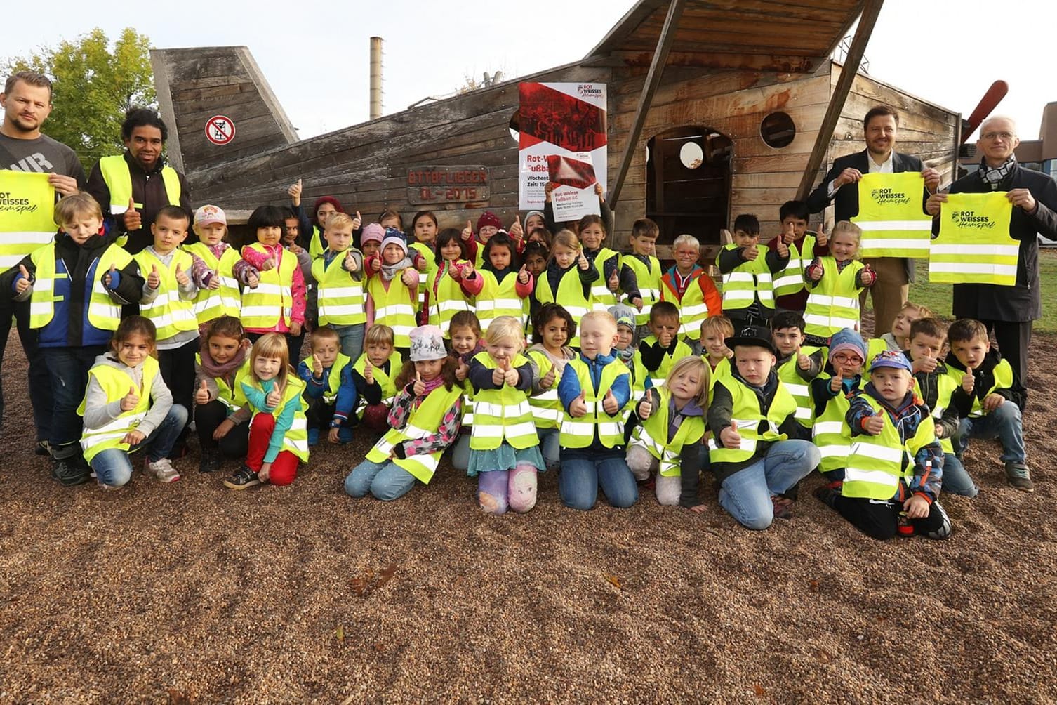 Erstklässler der Otto-Lilienthal-Schule erhalten Warnwesten: Der FC RWE will sich weiterhin für das Thema Sicherheit einsetzen.