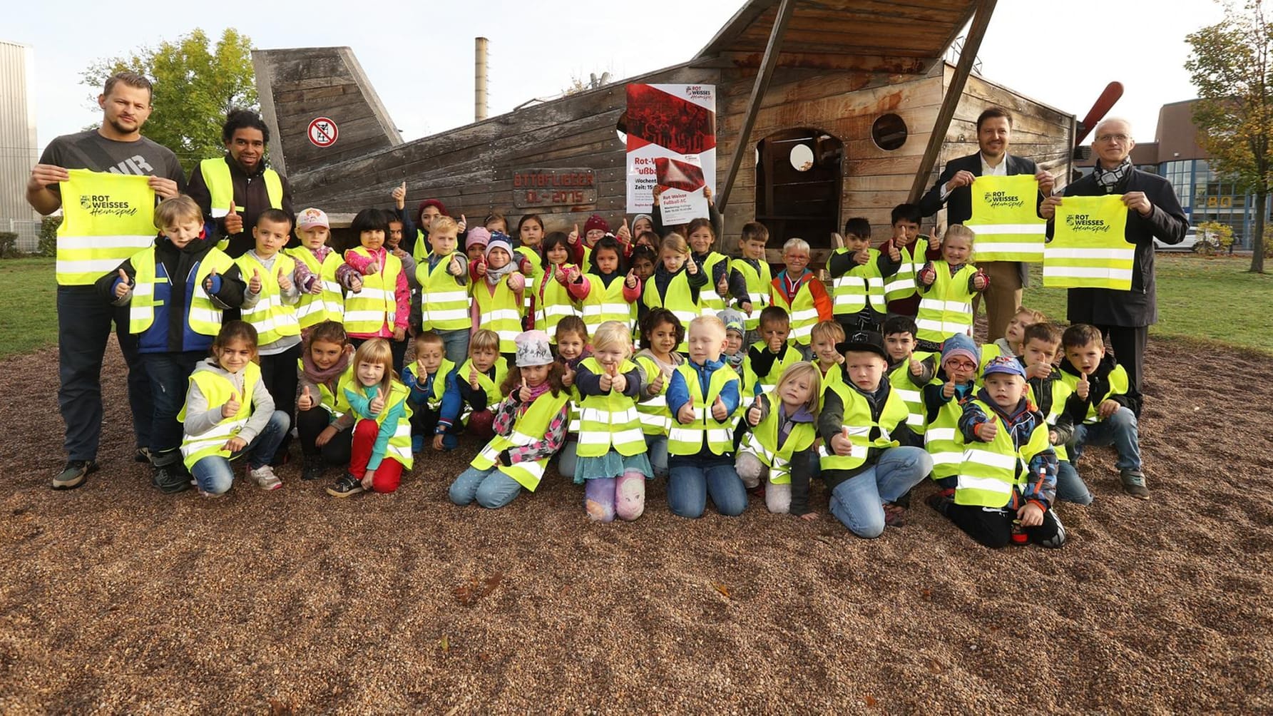 Erstklässler der Otto-Lilienthal-Schule erhalten Warnwesten: Der FC RWE will sich weiterhin für das Thema Sicherheit einsetzen.