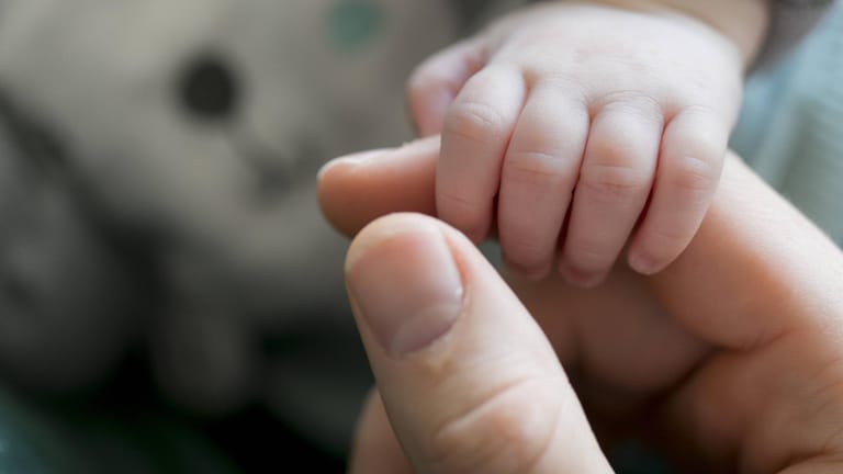 Die Hand eines Neugeborenen (Symbolbild): Die Eltern erfuhren von der Fehlbildung ihres Kindes erst nach der Geburt.