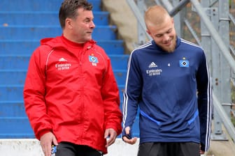Trainer Dieter Hecking mit Rick van Drongelen: Der Spieler war am Donnerstag in Behandlung.
