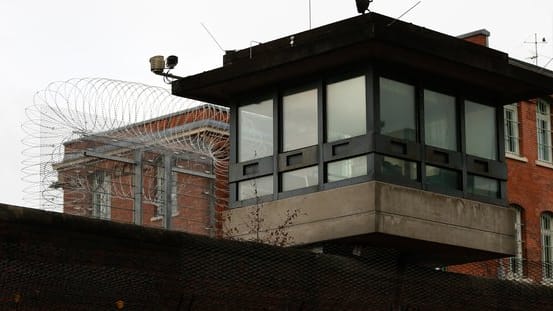 Ein Wachturm der Justizvollzugsanstalt Fuhlsbüttel in Hamburg (Archivbild): Der Knast heißt im Volksmund nur "Santa Fu".