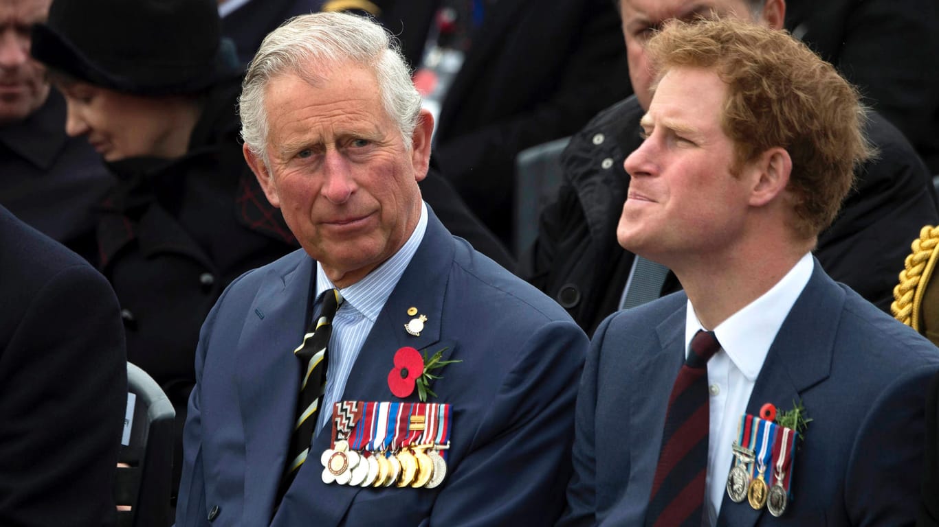 Prinz Charles und Sohn Harry: Die Stimmung im Königshaus soll angespannt sein. Darüber soll der älteste Sohn von Königin Elisabeth verärgert sein. Dabei gehe es laut Berichten um seinen jüngsten Sohn.
