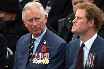 Prinz Charles und Sohn Harry: Die Stimmung im Königshaus soll angespannt sein. Darüber soll der älteste Sohn von Königin Elisabeth verärgert sein. Dabei gehe es laut Berichten um seinen jüngsten Sohn.