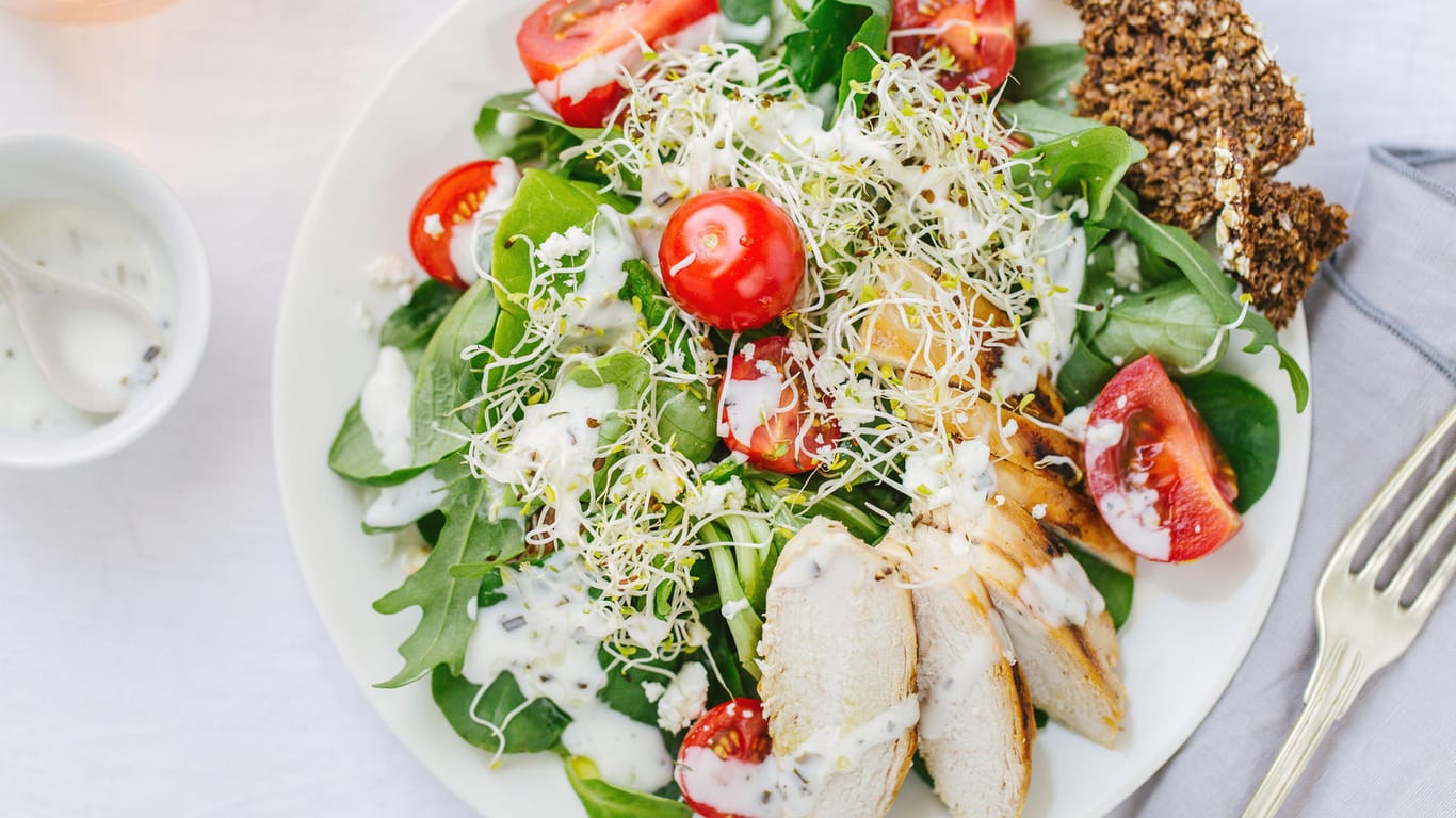 Salat mit Hähnchenfleisch: In einigen Fertigsalaten wurden bei Kontrollen Listerien gefunden.