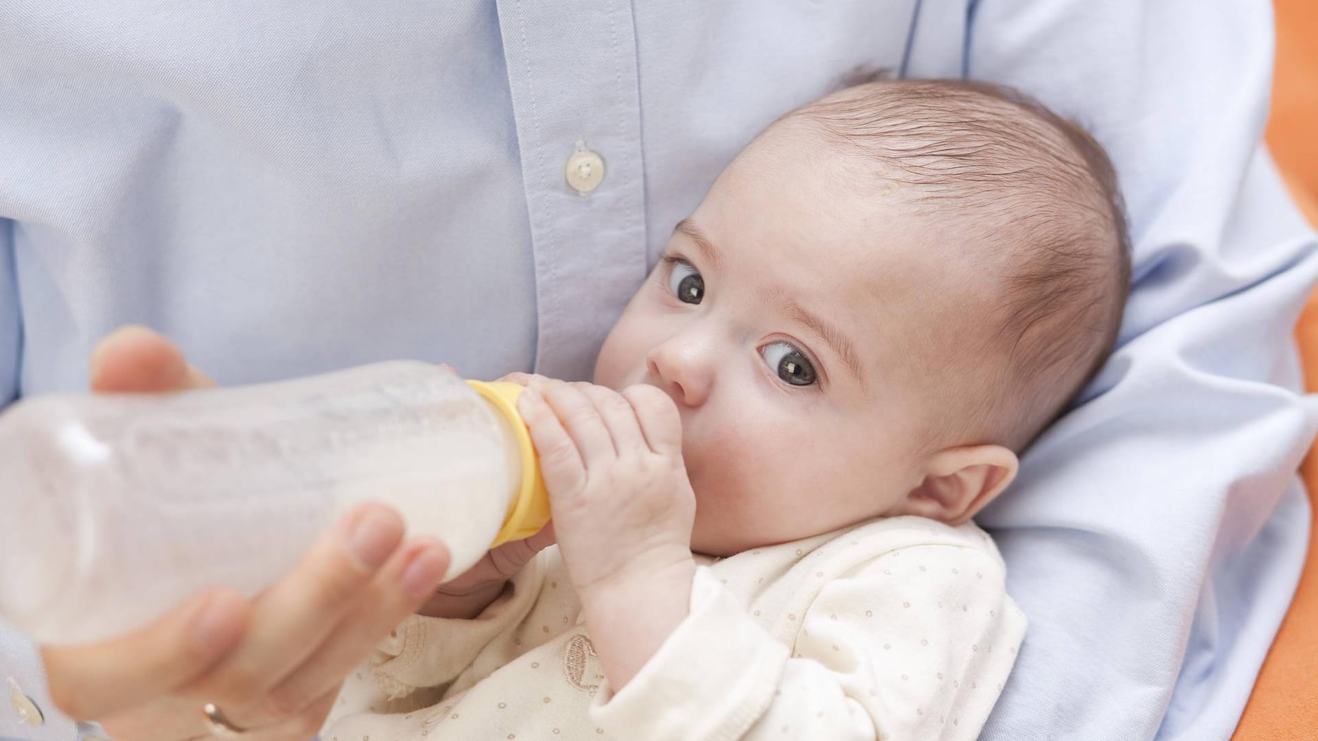 Ein Baby wird mit Milch gefüttert: Foodwatch warnt jetzt vor einigen Babymilch-Sorten.