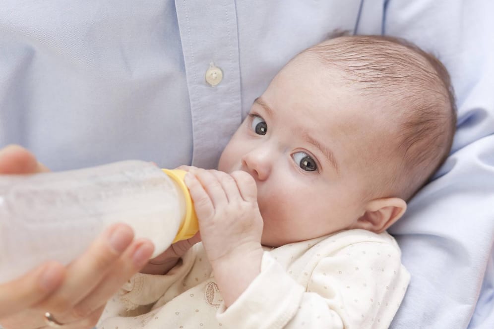 Ein Baby wird mit Milch gefüttert: Foodwatch warnt jetzt vor einigen Babymilch-Sorten.