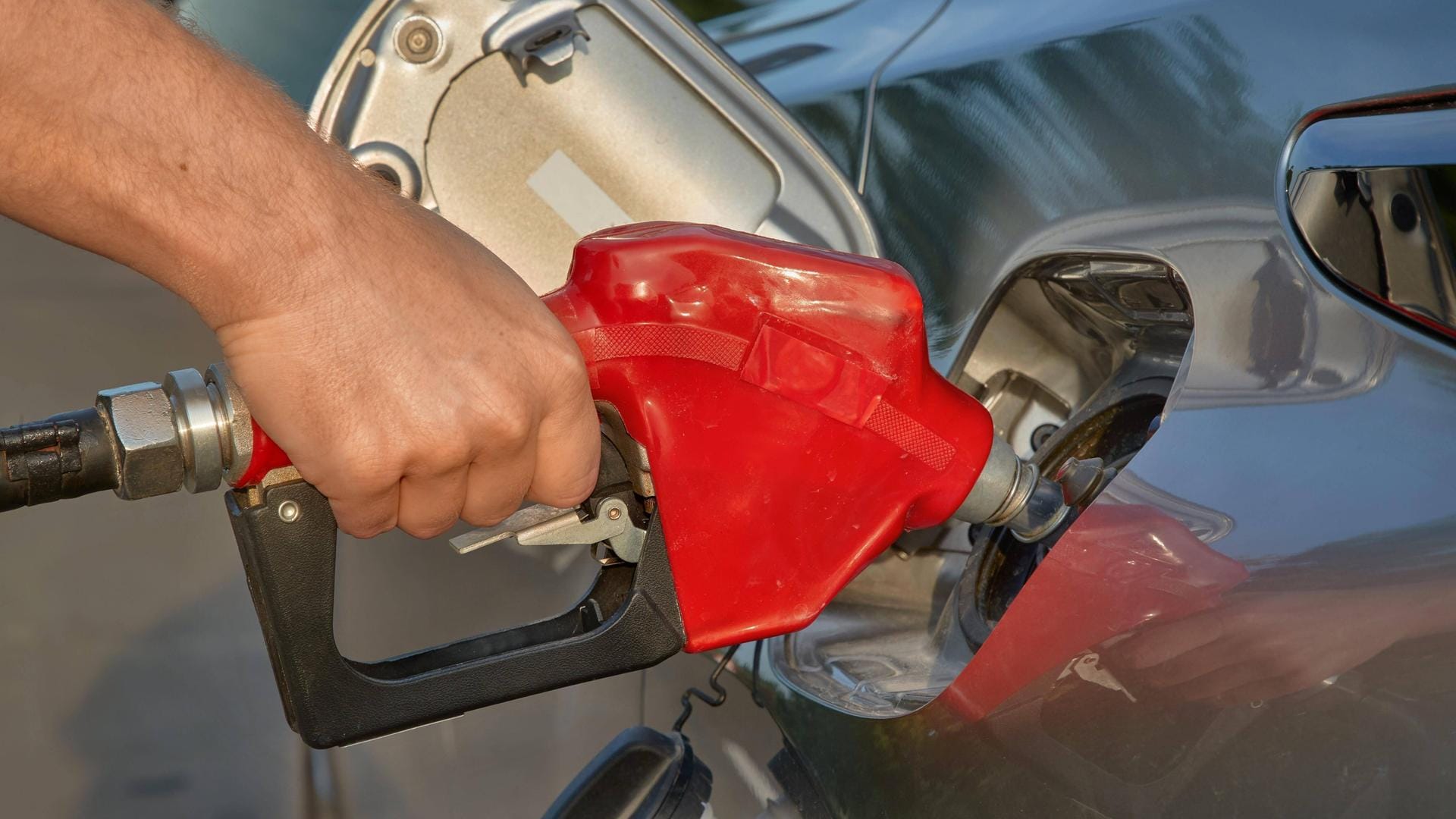 Schock an der Tankstelle: Der Liter Superbenzin ist in zwanzig Jahren um 68 Prozent in die Höhe geklettert.