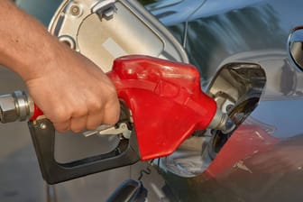 Schock an der Tankstelle: Der Liter Superbenzin ist in zwanzig Jahren um 68 Prozent in die Höhe geklettert.