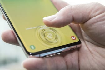 En Samsung-Smartphone: Beim Galaxy S10, S10+ und Note 10 gab es Probleme mit den Fingerabdrucksensoren – sie sind nun offenbar aber gelöst.