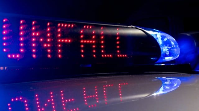 Die Polizei ist nach einem Verkehrsunfall im Einsatz.