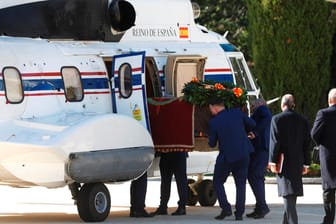 Der Sarg wird in den Hubschrauber geschoben: Nun liegt Franco auf einem Friedhof nördlich von Madrid.