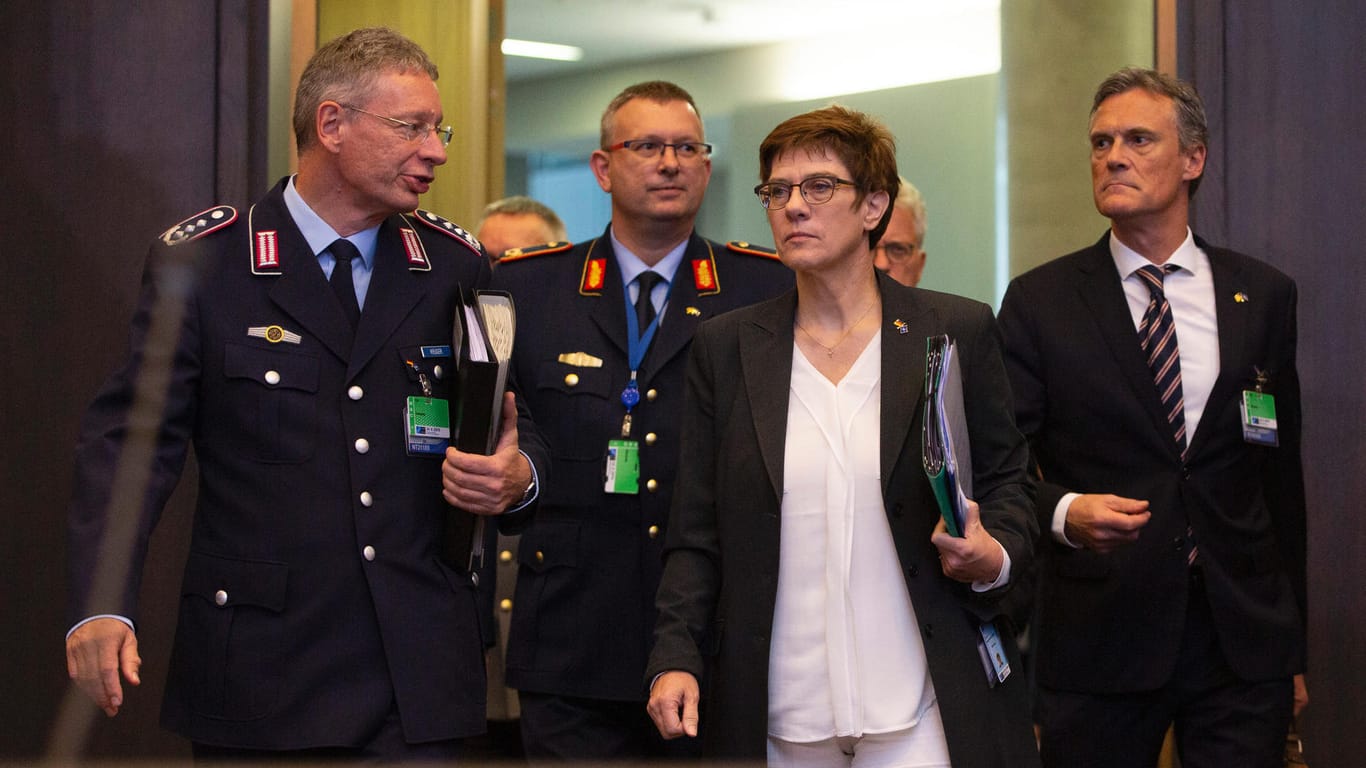 Annegret Kramp-Karrenbauer kommt in Brüssel auf dem Nato-Gipfel an: Viel hängt davon ab, wie die Nato-Partner reagieren.
