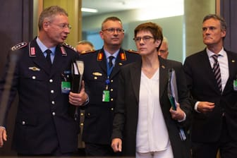 Annegret Kramp-Karrenbauer kommt in Brüssel auf dem Nato-Gipfel an: Viel hängt davon ab, wie die Nato-Partner reagieren.