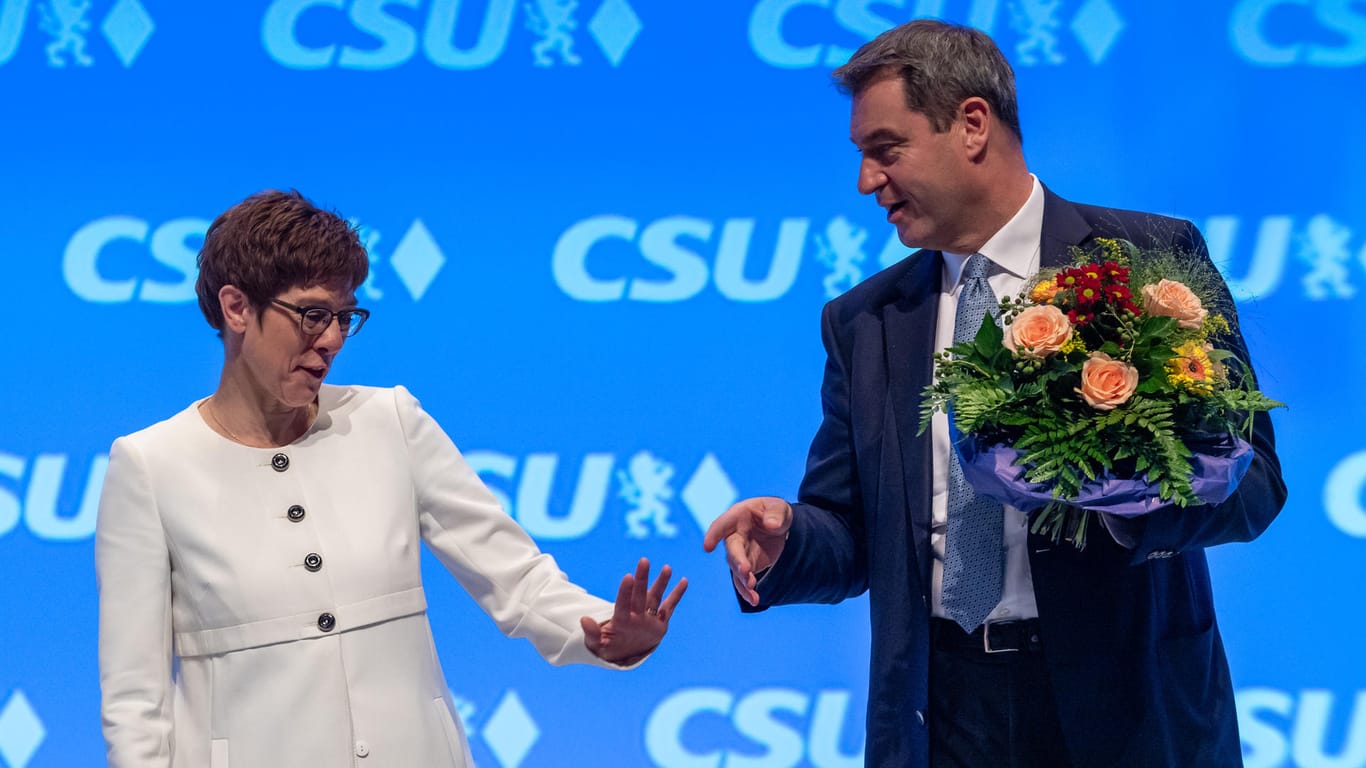 CSU-Chef Markus Söder überreicht Kramp-Karrenbauer auf dem CSU-Parteitag einen Blumenstrauß: Vom Syrien-Vorschlag der Ministerin wusste Söder offenbar vorab nichts.