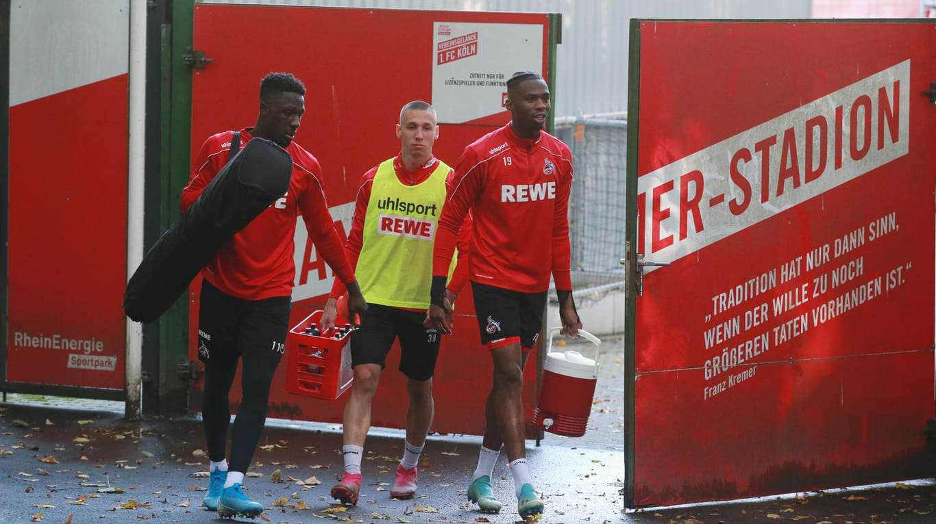 Kingsley Schindler (links), Darko Churlinov und Kingsley Ehizibue vom 1. FC Köln.