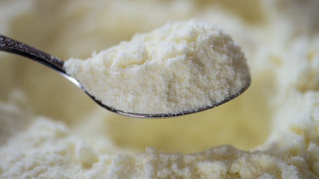 Die Organisation Foodwatch hat in Milchpulver von mehreren Herstellern Mineralöl-Rückstände gefunden. Die Organisation Foodwatch hat in Milchpulver von mehreren Herstellern Mineralöl-Rückstände gefunden.
