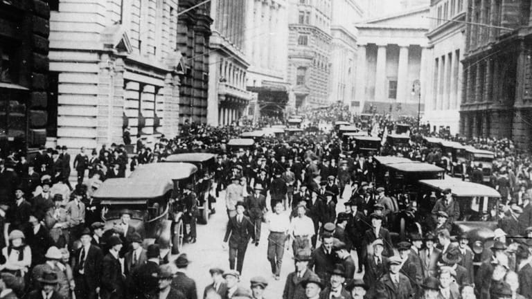Der "Schwarze Donnerstag" 1929: Nach dem Börsen-Crash versammelt sich eine aufgeregte Menschenmenge auf der Wall Street in New York.