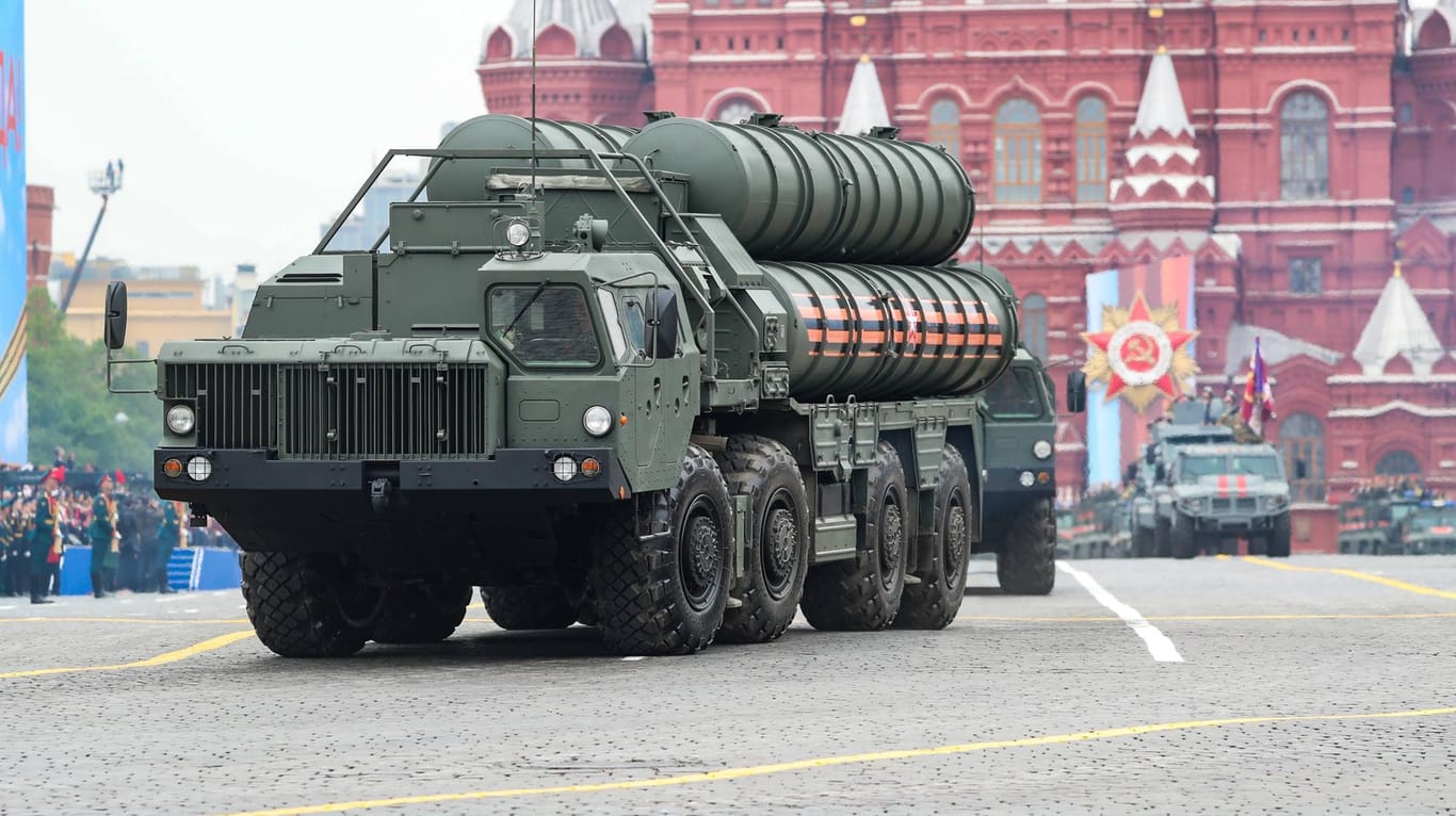 Militärparade 2019: Das russische Luftabwehrsystem "S-400 Triumf" wird auch nach Serbien transportiert.