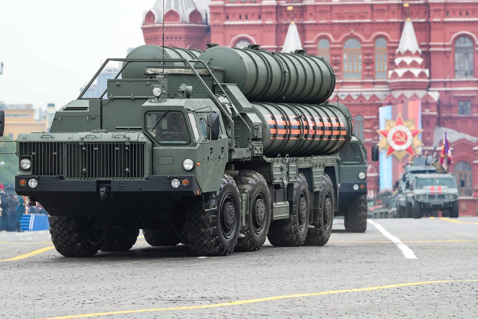 Militärparade 2019: Das russische Luftabwehrsystem "S-400 Triumf" wird auch nach Serbien transportiert.