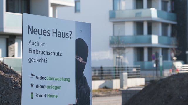 Wer in Wohnanlagen Einbruchsschutz wie eine Alarmanlage nachrüsten will, braucht dazu eine Mehrheit in der Wohnungseigentümergemeinschaft (WEG).