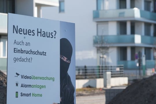 Wer in Wohnanlagen Einbruchsschutz wie eine Alarmanlage nachrüsten will, braucht dazu eine Mehrheit in der Wohnungseigentümergemeinschaft (WEG).