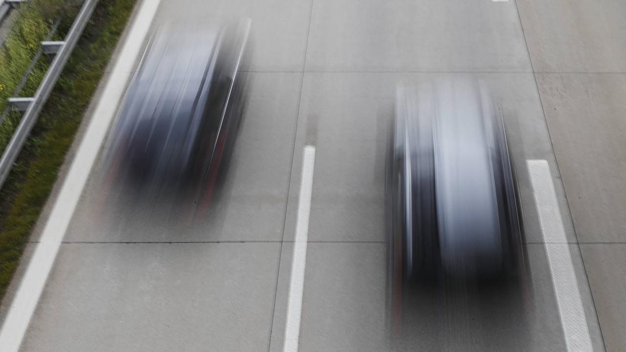Raserei auf einer Autobahn: In NRW wurde der Führerschein eines Rasers beschlagnahmt. (Symbolbild) Raserei auf einer Autobahn: In NRW wurde der Führerschein eines Rasers beschlagnahmt. (Symbolbild)