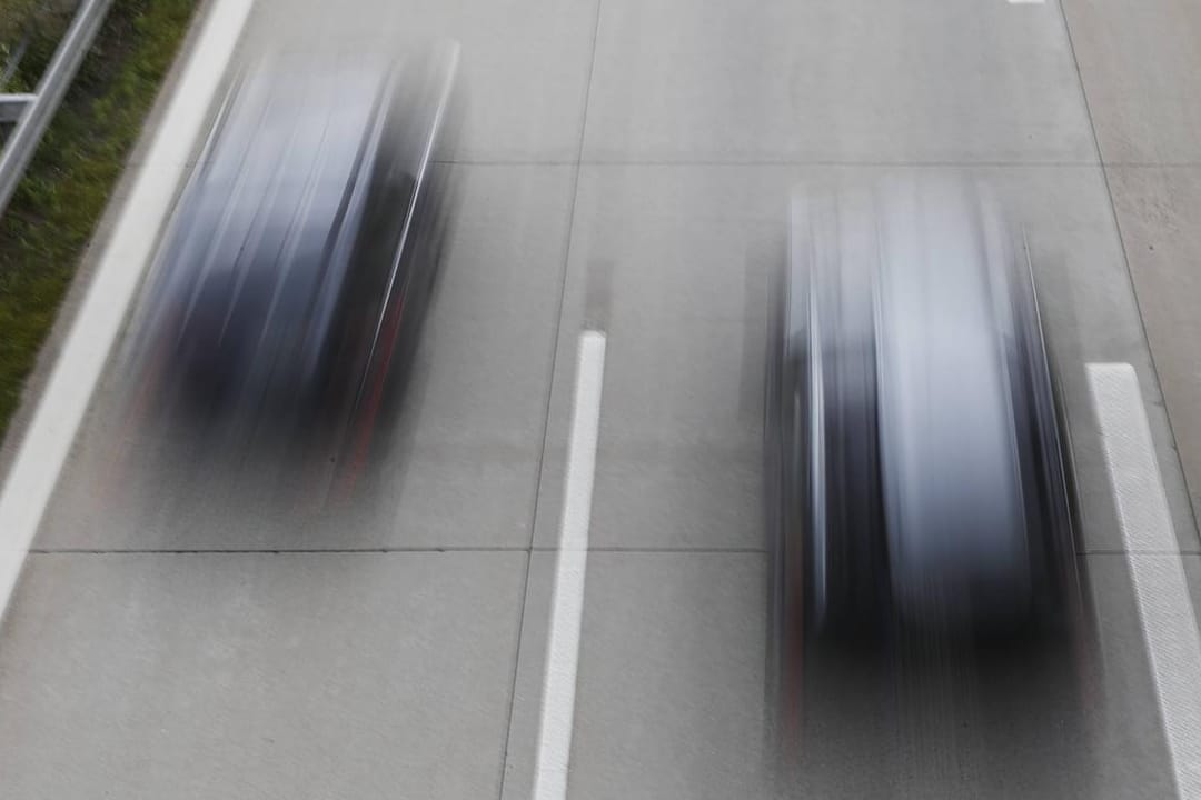 Raserei auf einer Autobahn: In NRW wurde der Führerschein eines Rasers beschlagnahmt. (Symbolbild)
