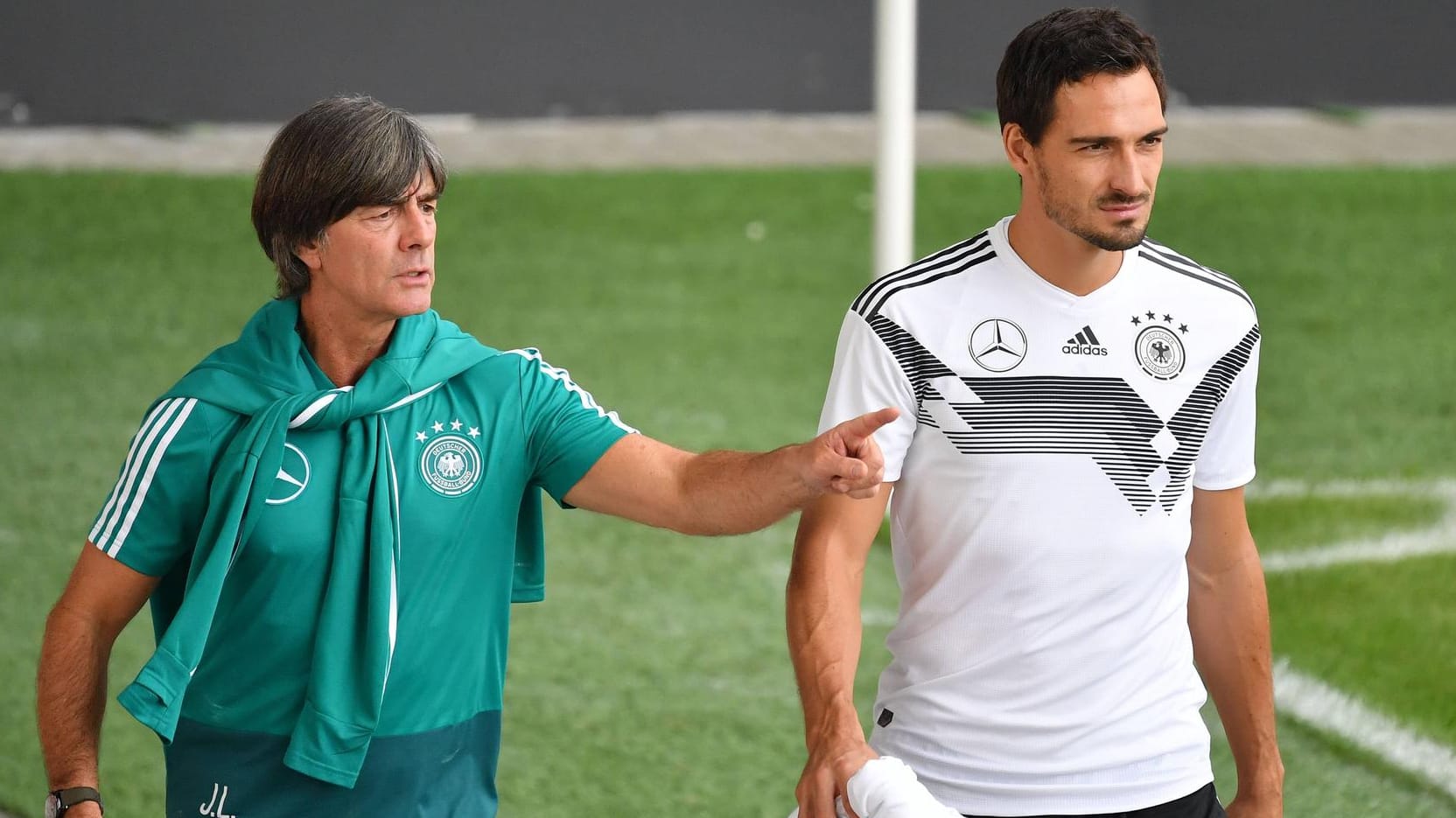 Bundestrainer Joachim Löw (l.) mit Mats Hummels: Eine Zusammenarbeit gibt es weiterhin erst einmal nicht.