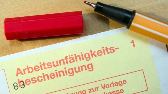 Bald Geschichte: die klassisch gelbe Arbeitsunfähigkeitsbescheinigung vom Arzt. Bald Geschichte: die klassisch gelbe Arbeitsunfähigkeitsbescheinigung vom Arzt.