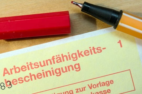 Bald Geschichte: die klassisch gelbe Arbeitsunfähigkeitsbescheinigung vom Arzt.